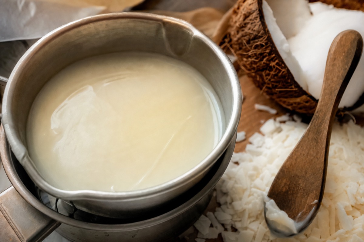 Hustý krémový rostlinný vosk s kokosovými a sójovými vločkami připravený k lití